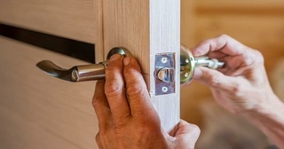 Установка и замена дверной ручки в Новомосковске от 279 руб. – Мастер24, монтаж фурнитуры, недорого